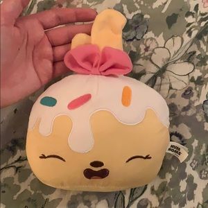 Num Noms stuffed cupcake bunny